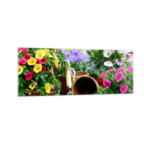 Glasbild - Bild auf glas - Bunte Blumen in Töpfen mit Gartengeräten auf dem Tisch - 140x50cm - Zosias Garten - Moderne Wanddekoration für Wohnzimmer und Schlafzimmer ARTTOR