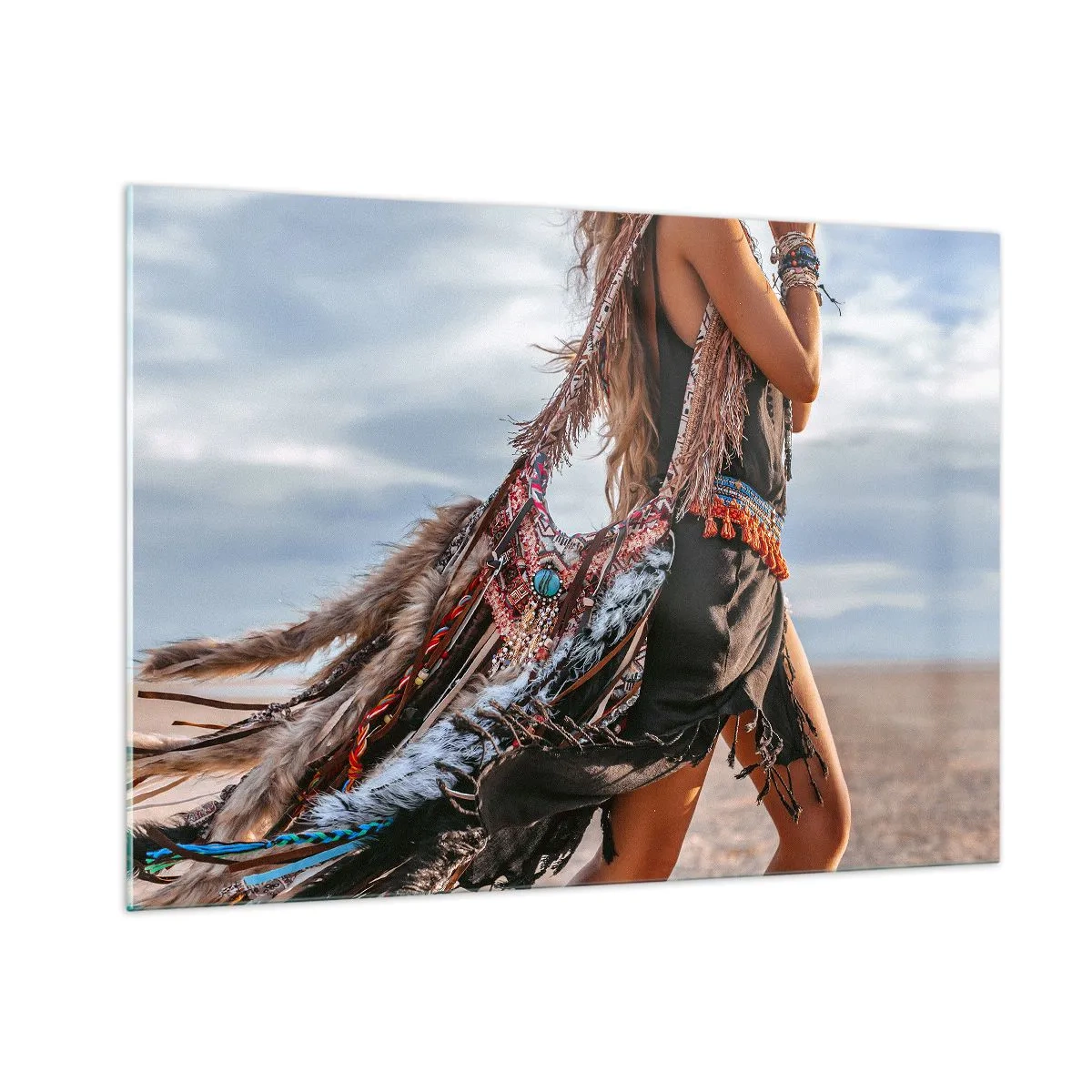 Glasbild - Bild auf glas - Frau im Boho-Stil mit Federn und Dekorationen vor einem Wüstenhintergrund - 100x70cm - Das Mädchen des Schamanen - Moderne Wanddekoration für Wohnzimmer und Schlafzimmer ARTTOR