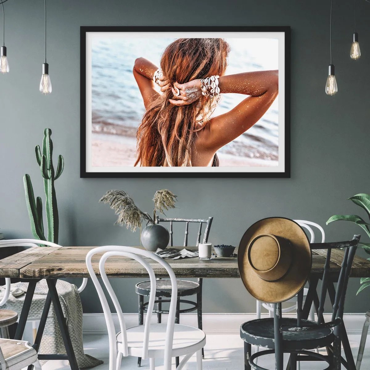Poster in einem schwarzem Rahmen - Eine Frau am Strand mit wehendem Haar in der Sonne - 70x50cm - Eine Schwester von Wasser und Sonne - Moderne Wanddekoration für Wohnzimmer und Schlafzimmer ARTTOR
