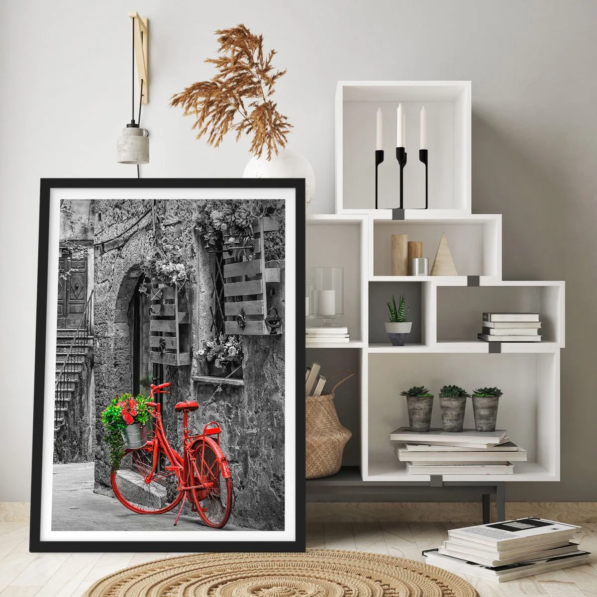 Poster in einem schwarzem Rahmen - Ein rotes Fahrrad mit Blumen in einer engen Straße - 50x70cm - Toskanische Gasse - Moderne Wanddekoration für Wohnzimmer und Schlafzimmer ARTTOR