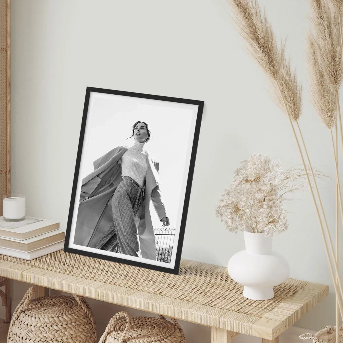 Poster in einem schwarzem Rahmen - Eine stilvolle Frau in einem langen Mantel schreitet mit Zuversicht - 50x70cm - Gehst du mit mir? - Moderne Wanddekoration für Wohnzimmer und Schlafzimmer ARTTOR