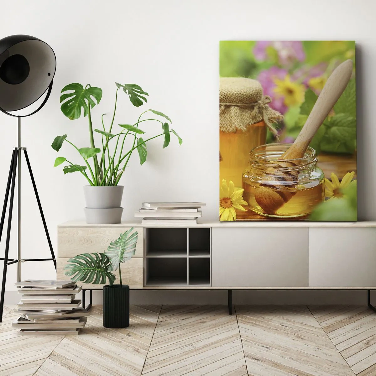 Bild auf Leinwand - Leinwandbild - Honiggläser mit Blumen vor dem Hintergrund eines Sommergartens - 50x70cm - Süß und blumig - Moderne Wanddekoration für Wohnzimmer und Schlafzimmer ARTTOR