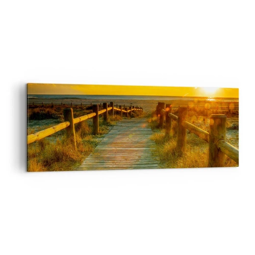Bild auf Leinwand - Leinwandbild - Ein Holzweg, der im Schein der untergehenden Sonne zum Strand führt - 140x50cm - In altem Gold gebadet - Moderne Wanddekoration für Wohnzimmer und Schlafzimmer ARTTOR