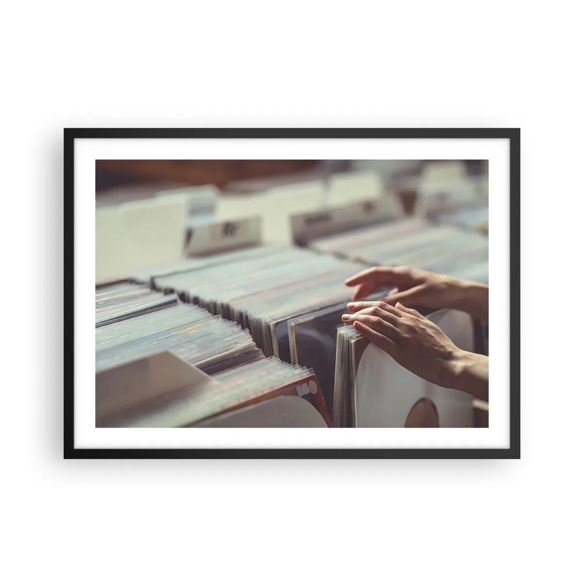 Poster in einem schwarzem Rahmen - Hände blättern durch eine Vinylsammlung - 70x50cm - Auf der Suche nach Emotionen - Moderne Wanddekoration für Wohnzimmer und Schlafzimmer ARTTOR