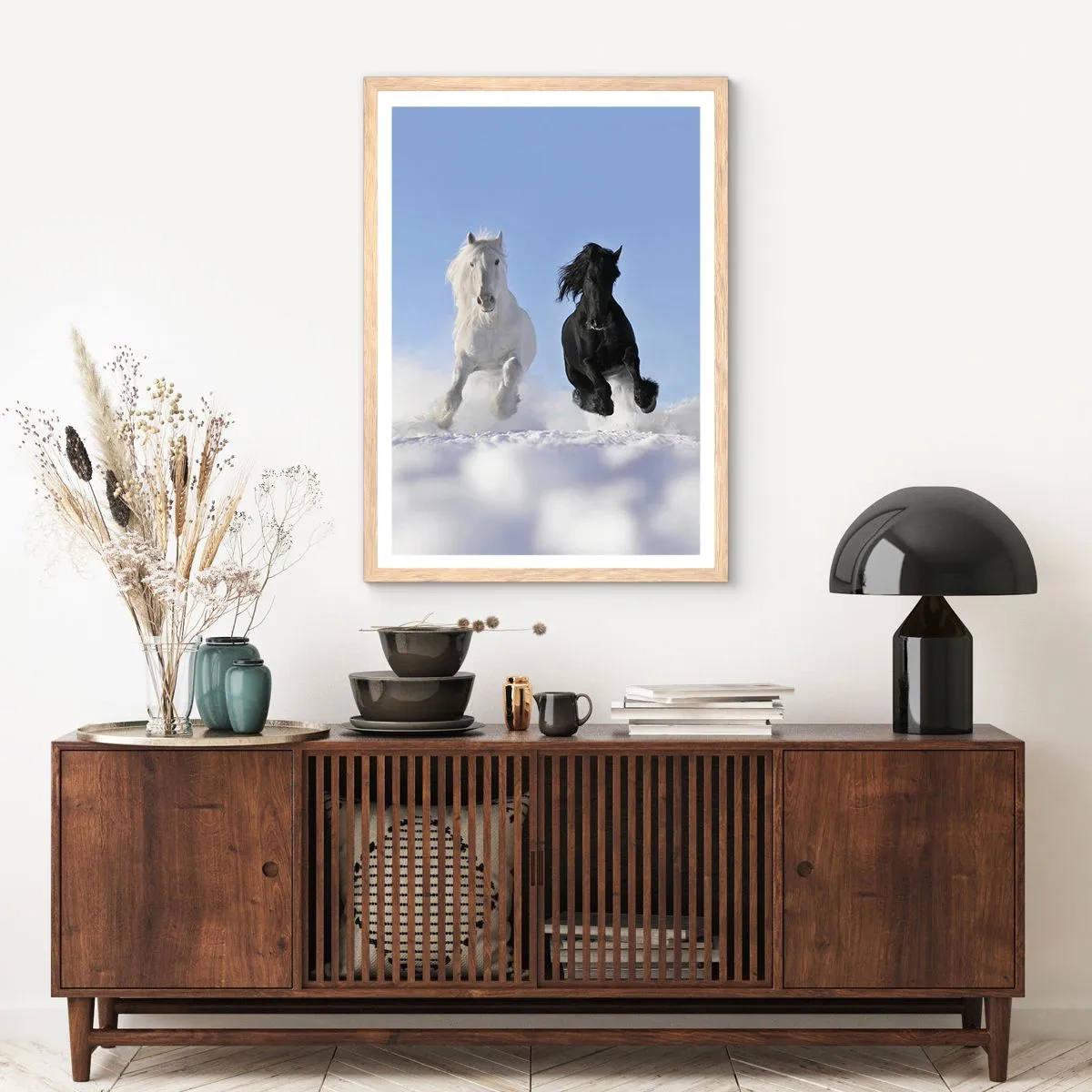 Poster in einem Rahmen aus heller Eiche - Schwarz-Weiß-Galopp - 61x91 cm