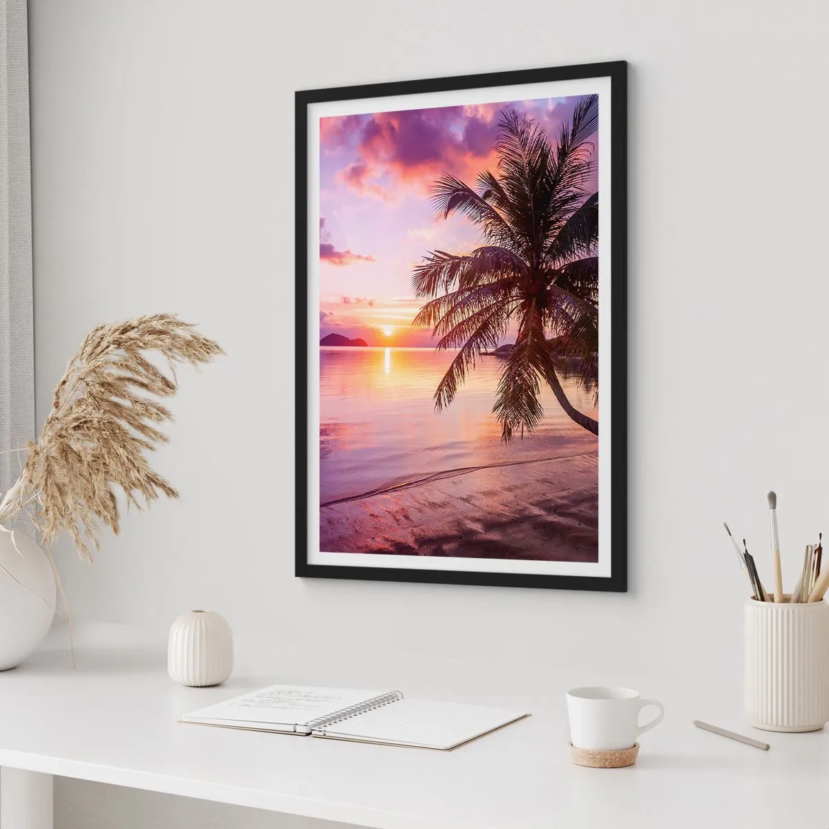 Poster in einem schwarzem Rahmen - Tropischer Sonnenuntergang mit Palmen am Strand - 50x70cm - Behaglichkeit bis zum Horizont - Moderne Wanddekoration für Wohnzimmer und Schlafzimmer ARTTOR