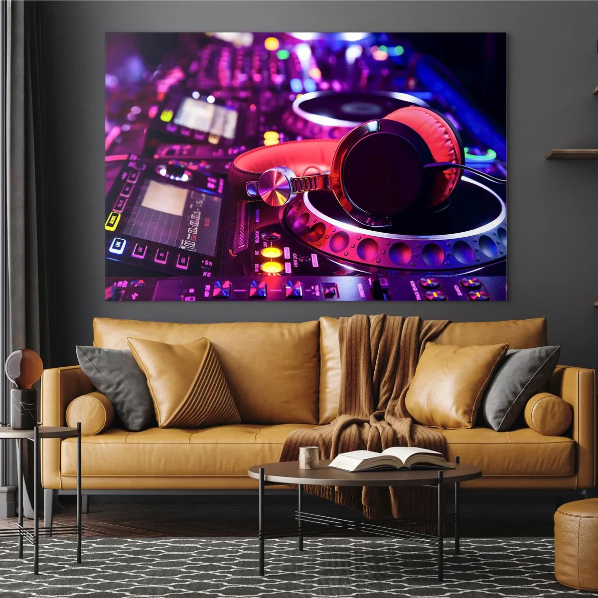 Glasbild - Bild auf glas - Bunte DJ-Ausrüstung mit roten Kopfhörern - 70x50cm - Bevor der Spaß beginnt - Moderne Wanddekoration für Wohnzimmer und Schlafzimmer ARTTOR