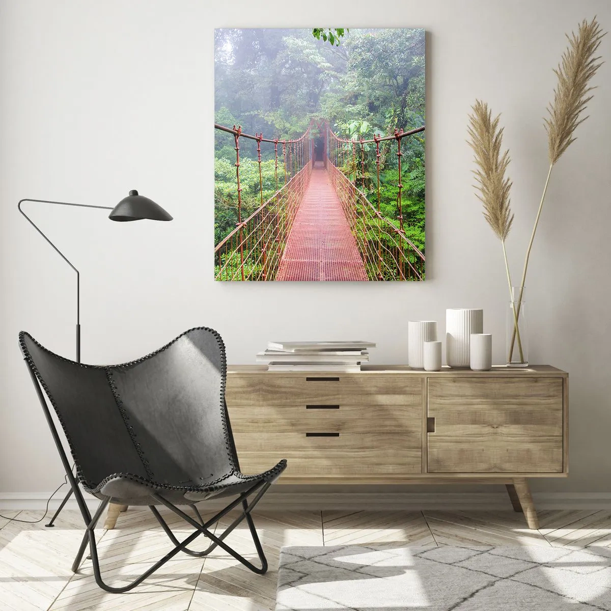 Glasbild - Bild auf glas - Eine rote Hängebrücke über einem grünen Dschungel im Nebel - 50x70cm - Über den Kronen aufgehängt - Moderne Wanddekoration für Wohnzimmer und Schlafzimmer ARTTOR