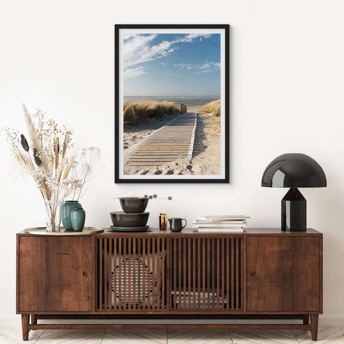 Poster in einem schwarzem Rahmen - Hinter der Düne, im Rauschen des Grases - 70x100 cm