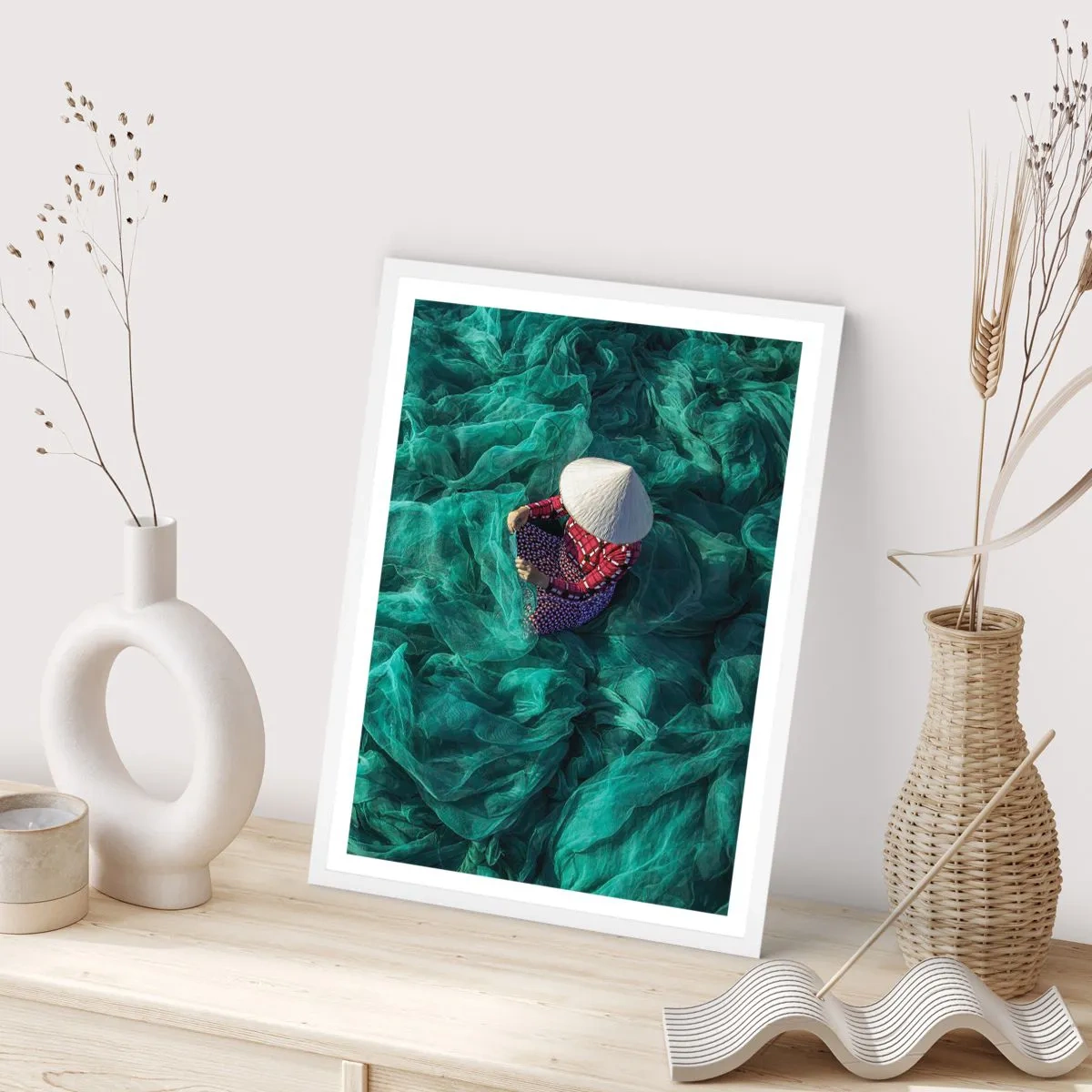 Poster in einem weißen Rahmen - In einem Meer aus Netzen - 61x91 cm