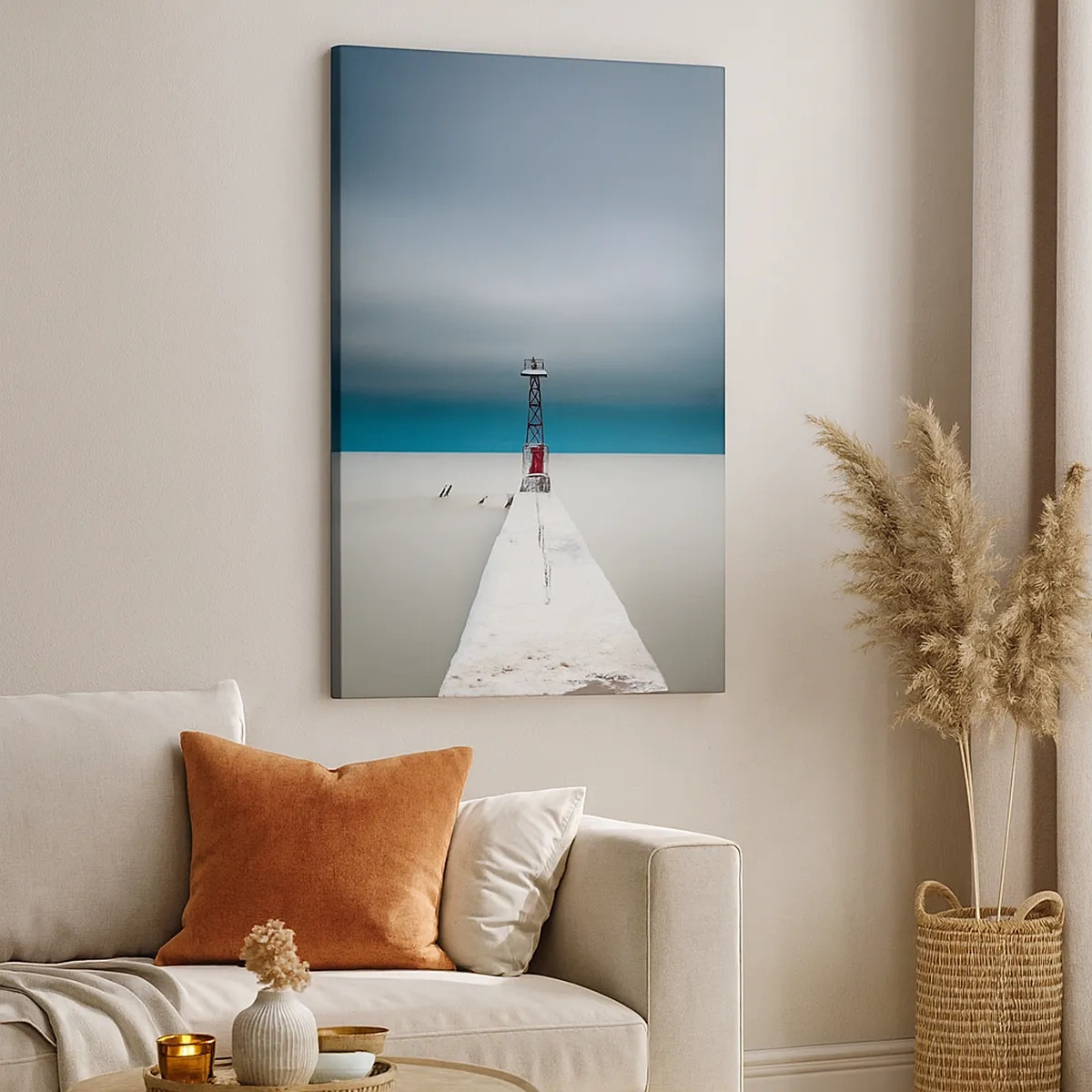 Bild auf Leinwand - Leinwandbild - Ein Leuchtturm am Ende eines Betonpfeilers in einer kargen Landschaft - 50x70cm - Um der Weite zu begegnen - Moderne Wanddekoration für Wohnzimmer und Schlafzimmer ARTTOR