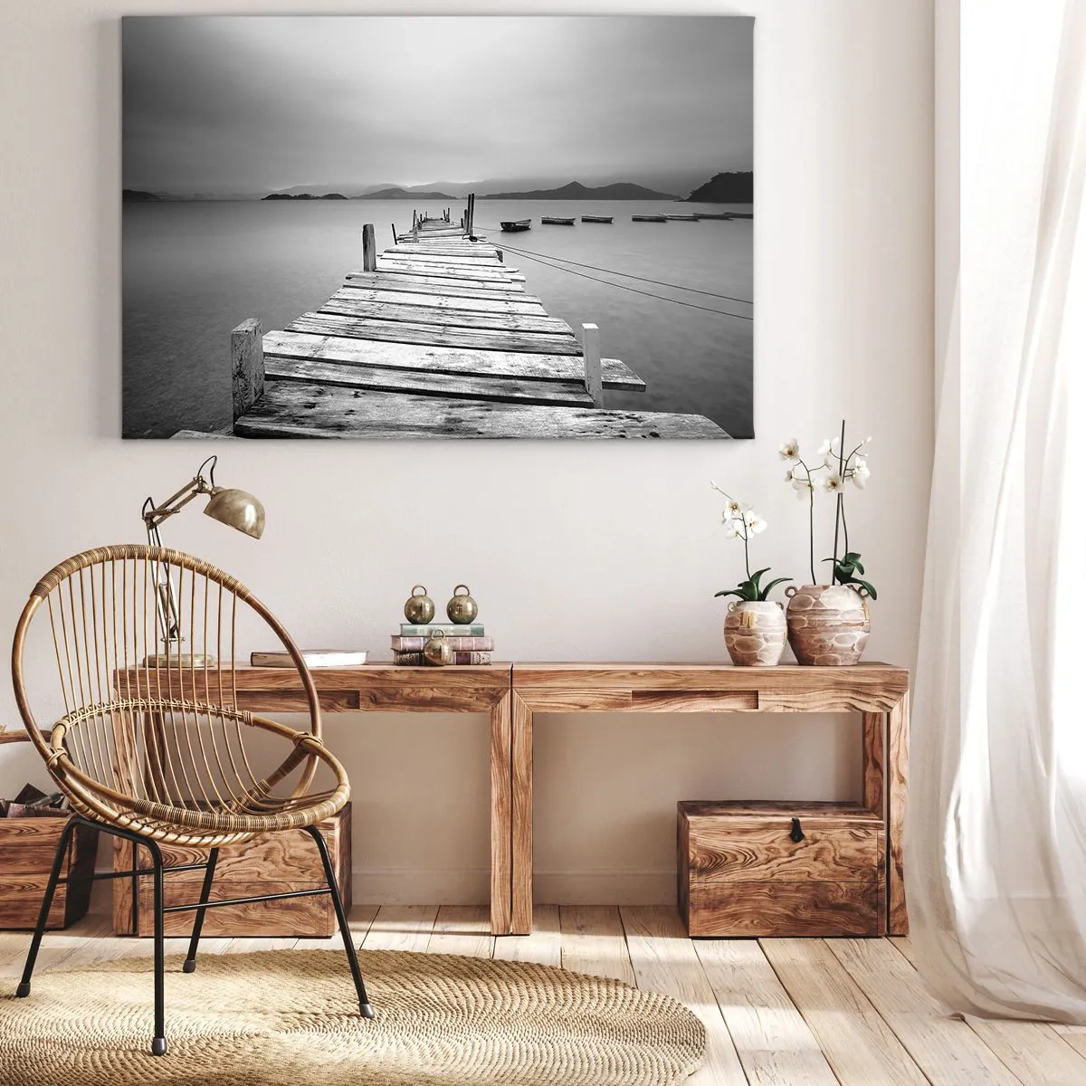 Bild auf Leinwand - Leinwandbild - Eine Schwarz-Weiß-Ansicht eines Holzstegs und eines ruhigen Sees. - 70x50cm - Hinter den Bergen, jenseits der Meere - Moderne Wanddekoration für Wohnzimmer und Schlafzimmer ARTTOR