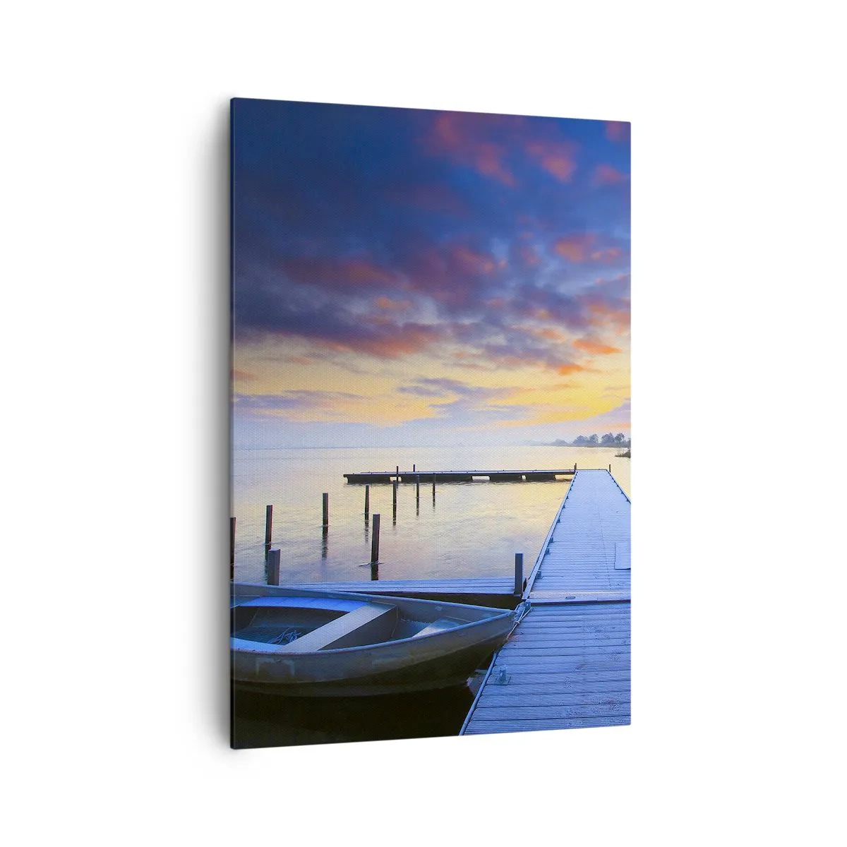 Bild auf Leinwand - Leinwandbild - Ein Seesteg bei Sonnenuntergang mit einem Boot am Ufer - 70x100cm - Violett-goldene Ruhe - Moderne Wanddekoration für Wohnzimmer und Schlafzimmer ARTTOR