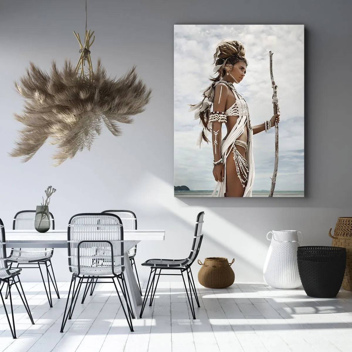 Bild auf Leinwand - Leinwandbild - Stilisierte Frau am Strand mit ethnischen Ornamenten und einem Stock - 50x70cm - Königin der Tropen - Moderne Wanddekoration für Wohnzimmer und Schlafzimmer ARTTOR