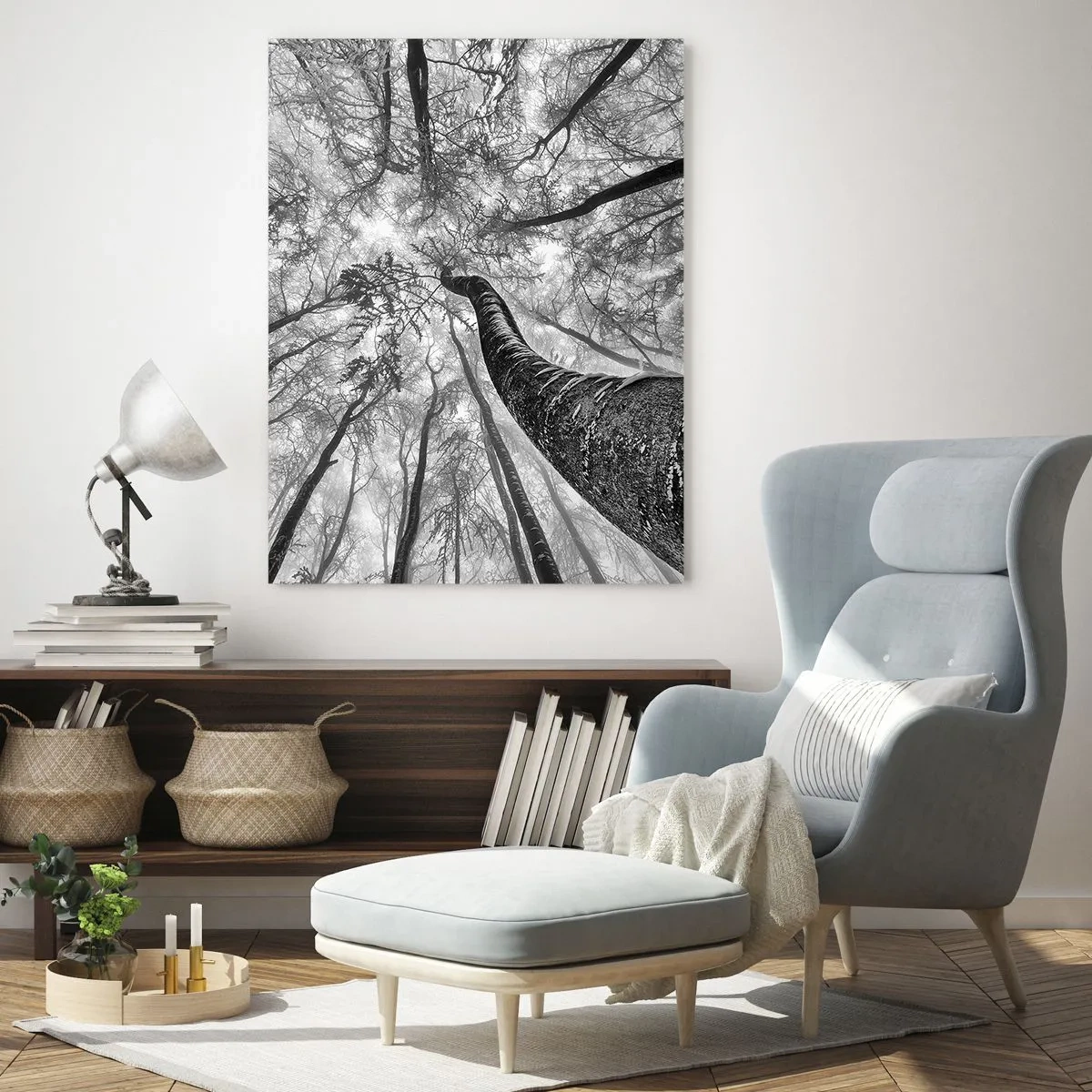 Glasbild - Bild auf glas - Perspektive von Bäumen in einem Wald von unten gesehen in Grautönen - 80x120cm - Rennen zum Licht - Moderne Wanddekoration für Wohnzimmer und Schlafzimmer ARTTOR