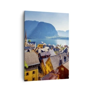 Bild auf Leinwand - Leinwandbild - Ein malerisches Dorf an einem See, umgeben von Bergen an einem sonnigen Tag - 50x70cm - Es könnte nicht malerischer sein - Moderne Wanddekoration für Wohnzimmer und Schlafzimmer ARTTOR