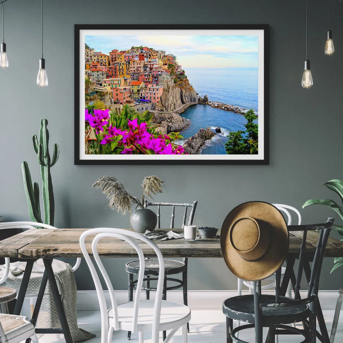 Poster in einem schwarzem Rahmen - Bunte Häuser auf einer Klippe mit Blick auf das Meer in einer malerischen Landschaft - 70x50cm - Lachende Stadt - Moderne Wanddekoration für Wohnzimmer und Schlafzimmer ARTTOR