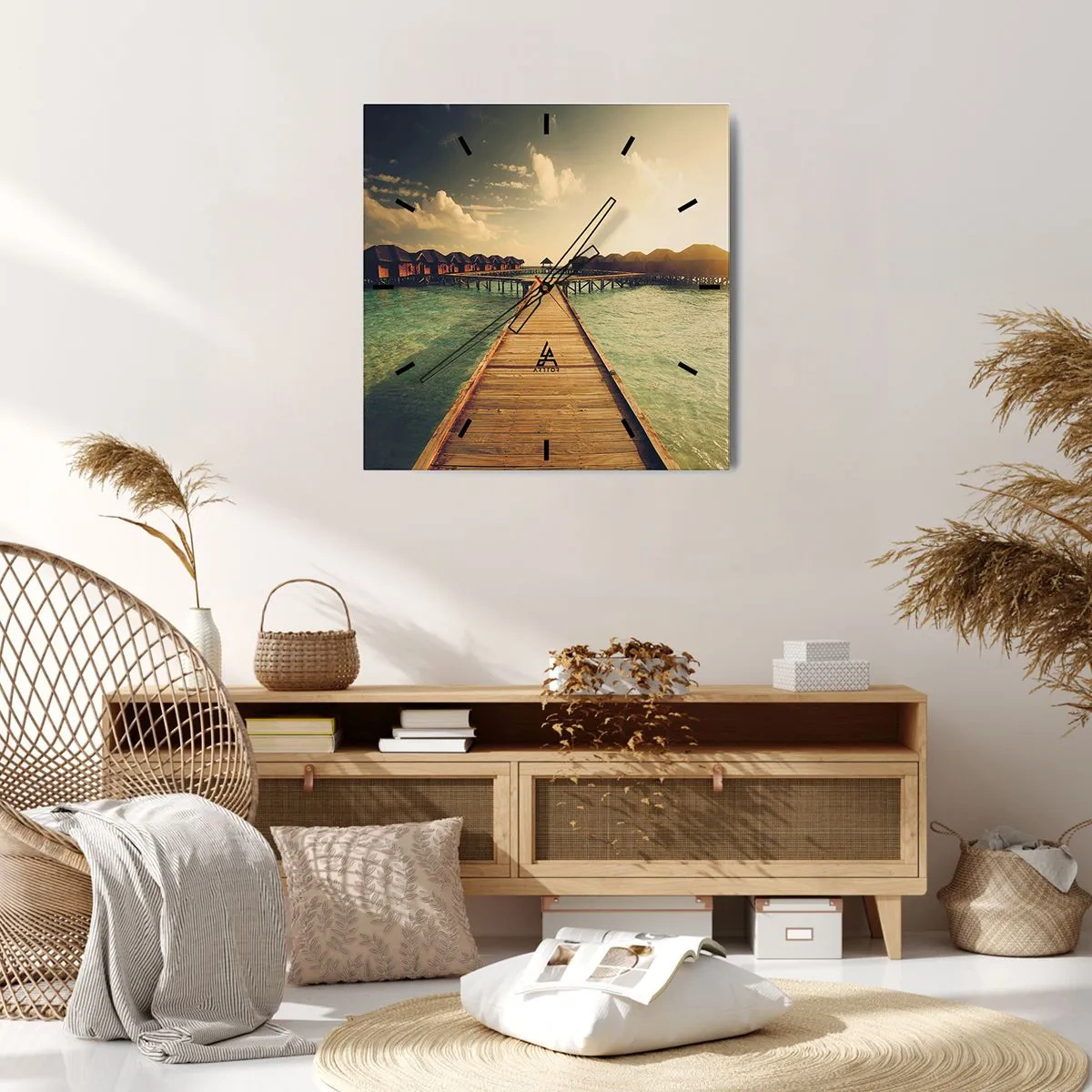 Wanduhr - Glasuhr - Ein Holzsteg führt zu den Häusern am Wasser, beleuchtet von den Sonnenstrahlen. - 30x30cm - Eine herzliche Einladung - Moderne Wanddekoration für Wohnzimmer und Schlafzimmer ARTTOR