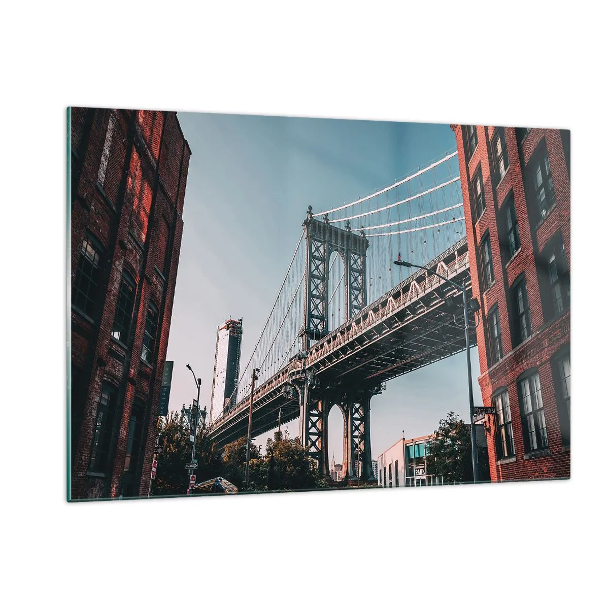 Glasbild - Bild auf glas - Eine Hängebrücke zwischen Backsteingebäuden in einer städtischen Umgebung - 120x80cm - Über den Wellen der Stadt - Moderne Wanddekoration für Wohnzimmer und Schlafzimmer ARTTOR
