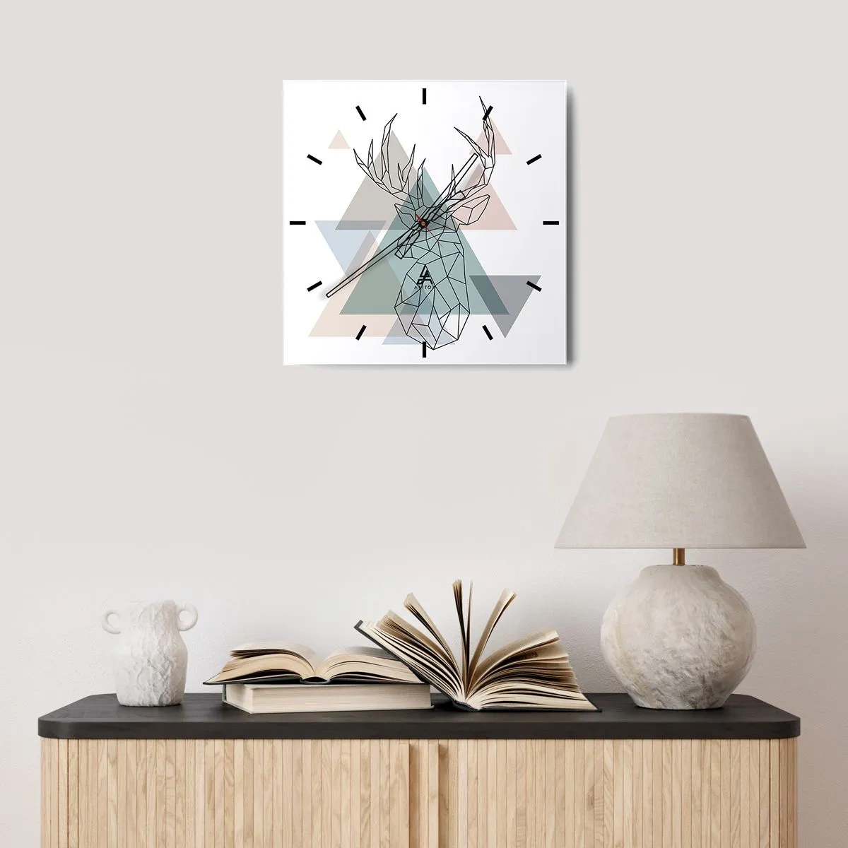Wanduhr - Glasuhr - Geometrischer Hirsch auf einem Hintergrund aus pastellfarbenen Dreiecken - 30x30cm - In einem geometrischen Wald - Moderne Wanddekoration für Wohnzimmer und Schlafzimmer ARTTOR
