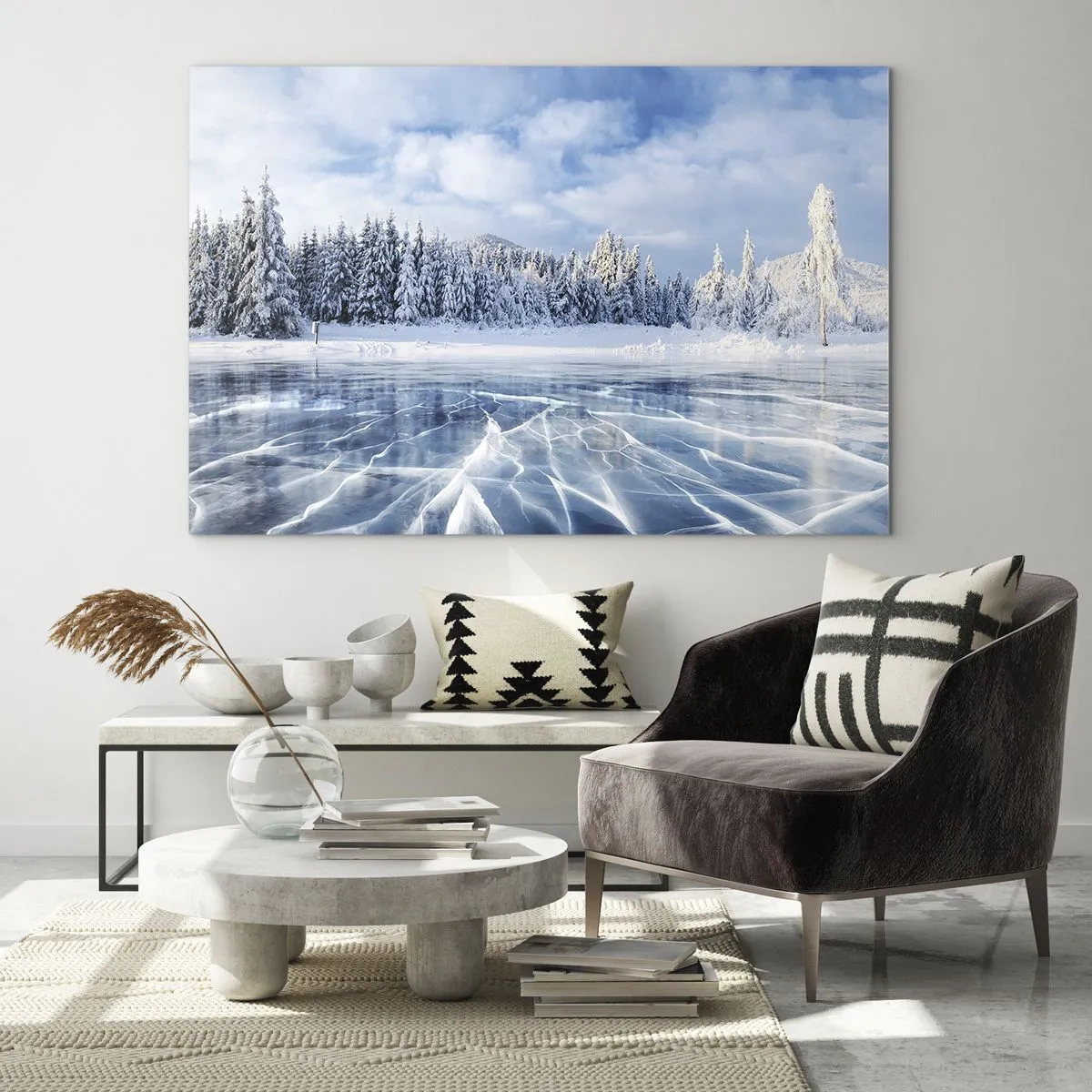 Glasbild - Bild auf glas - Ein zugefrorener See, umgeben von einem Winterwald - 70x50cm - Eine schillernde und kristallklare Aussicht - Moderne Wanddekoration für Wohnzimmer und Schlafzimmer ARTTOR