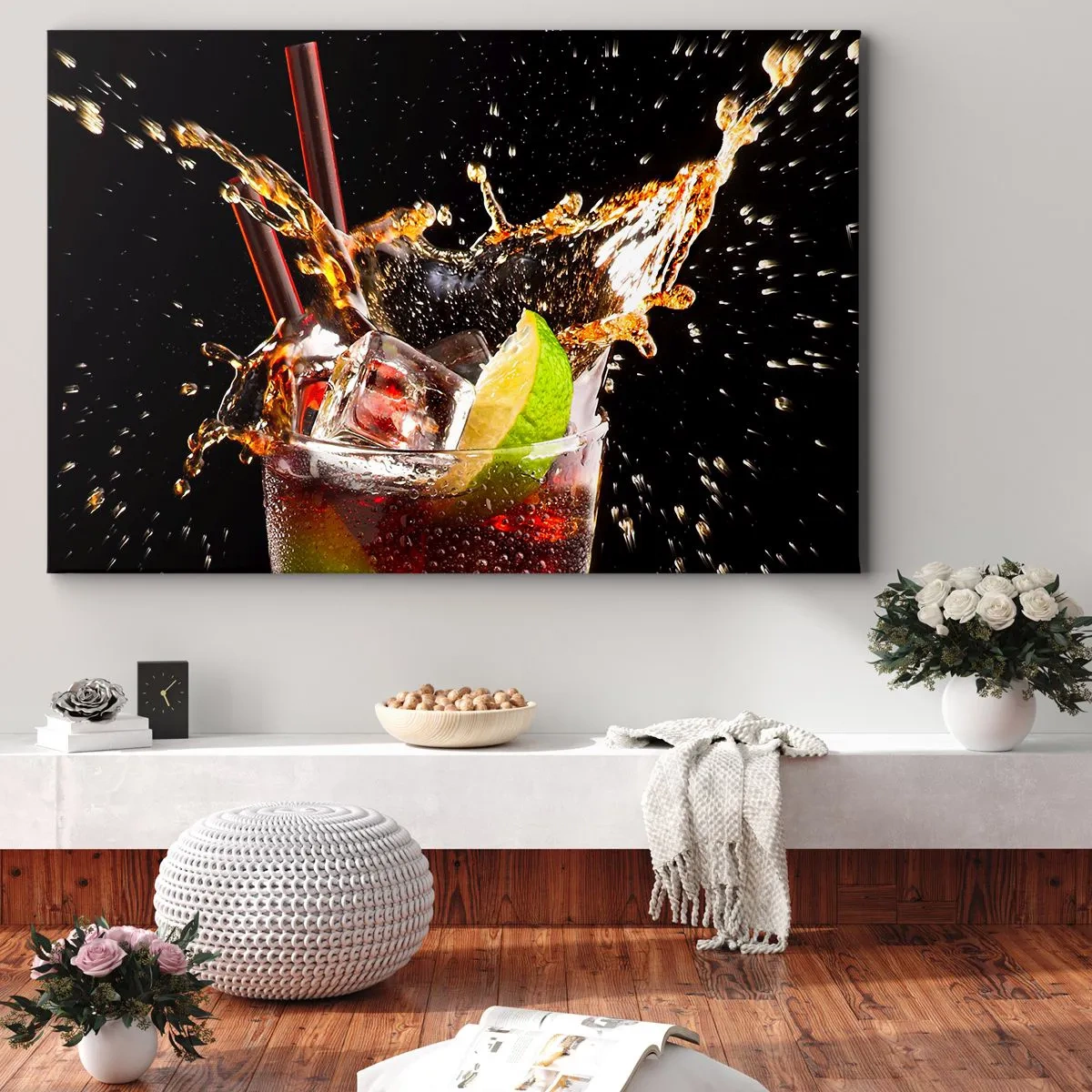 Bild auf Leinwand - Leinwandbild - Ein Glas Getränk, Limette und Eis im Moment des dynamischen Spritzens - 70x50cm - Freude und Energie der Farben - Moderne Wanddekoration für Wohnzimmer und Schlafzimmer ARTTOR