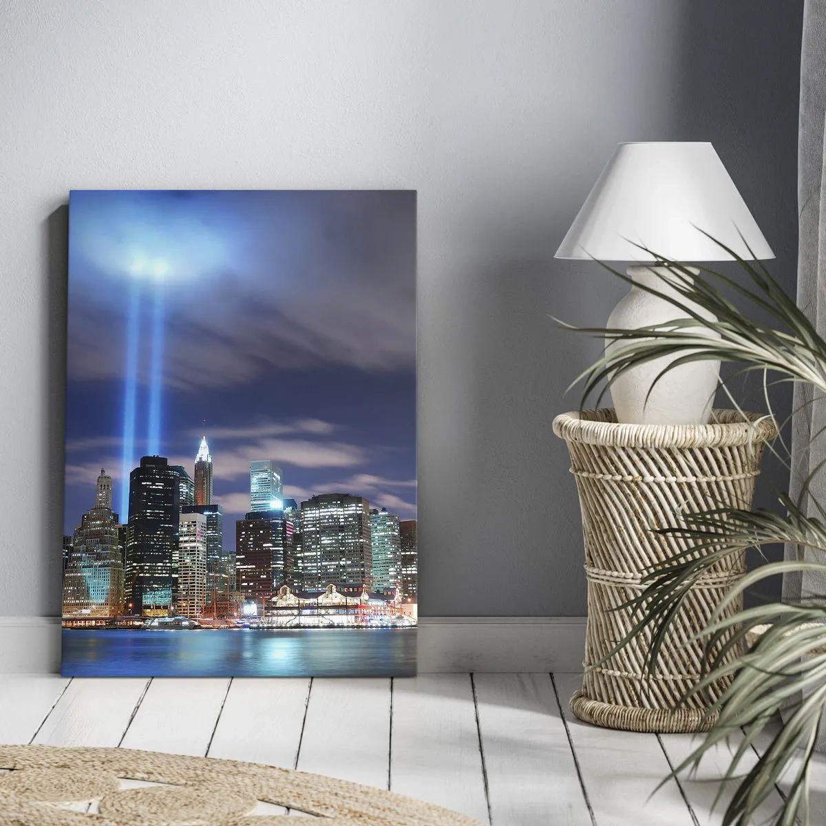 Bild auf Leinwand - Leinwandbild - Nachtstadtpanorama mit zwei hellen Lichtstrahlen am Himmel - 50x70cm - Erreiche den Himmel mit dem Licht - Moderne Wanddekoration für Wohnzimmer und Schlafzimmer ARTTOR