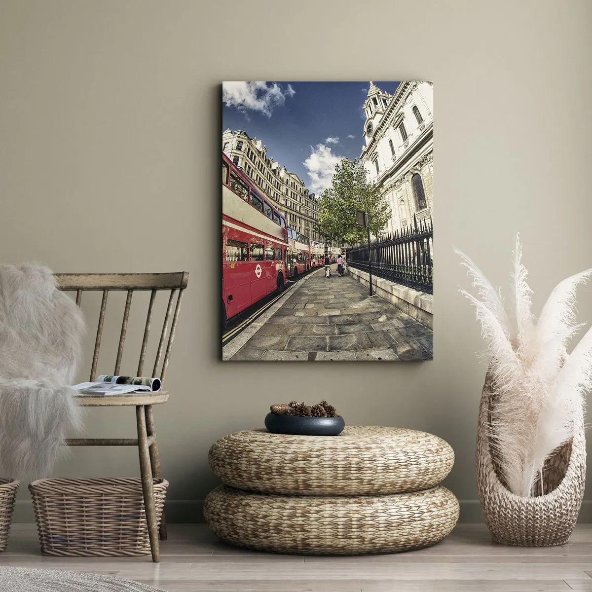 Bild auf Leinwand - Leinwandbild - Roter Doppeldeckerbus in London in der Nähe der Straße und der Kathedrale - 50x70cm - Londoner Straße in Grau und Rot - Moderne Wanddekoration für Wohnzimmer und Schlafzimmer ARTTOR