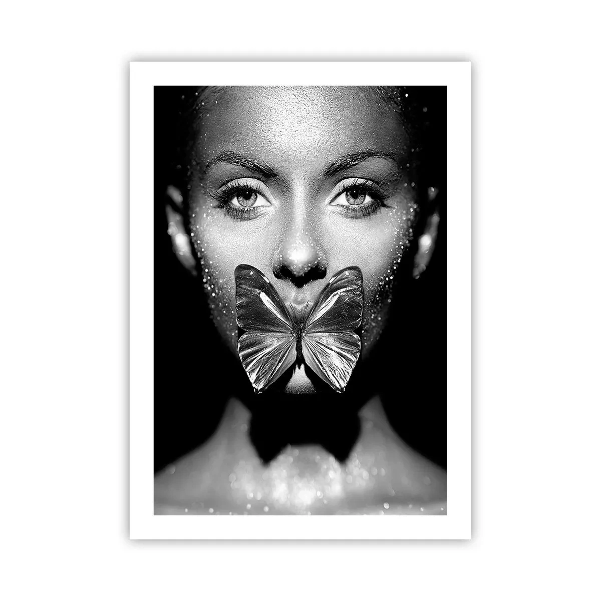 Poster - Porträt einer Frau mit einem Schmetterling auf den Lippen in Schwarzweiß - 50x70cm - Schmetterlingskuss - Moderne Wanddekoration für Wohnzimmer und Schlafzimmer ARTTOR