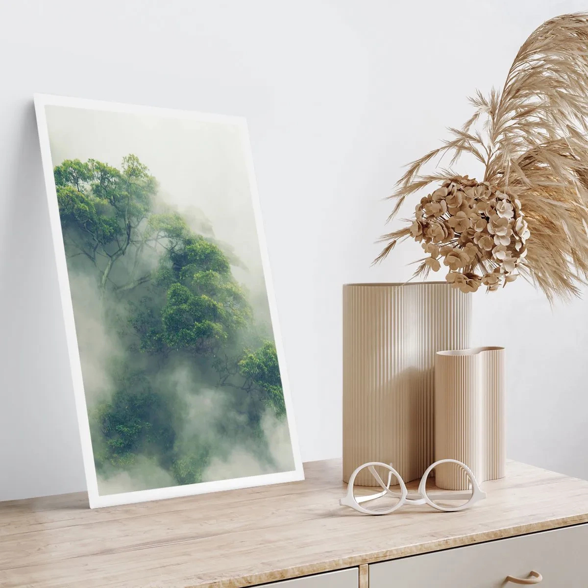 Poster - Grüne Baumkronen, verborgen in dichtem, geheimnisvollem Nebel - 50x70cm - In Nebel gehüllt - Moderne Wanddekoration für Wohnzimmer und Schlafzimmer ARTTOR