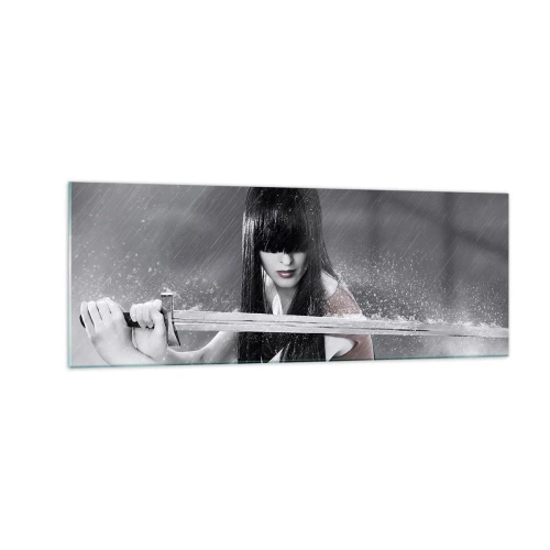 Glasbild - Bild auf glas - Eine Frau mit einem Schwert im Regen mit einem dynamischen und geheimnisvollen Aussehen - 140x50cm - Schön und gefährlich - Moderne Wanddekoration für Wohnzimmer und Schlafzimmer ARTTOR