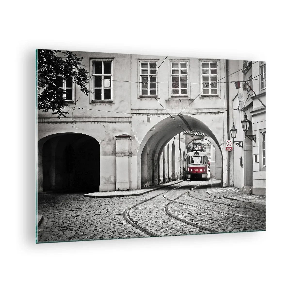 Glasbild - Bild auf glas - Schwarz-weiße Straßenbahn in einer alten Straße - 70x50cm - Durch das Stadtlabyrinth - Moderne Wanddekoration für Wohnzimmer und Schlafzimmer ARTTOR