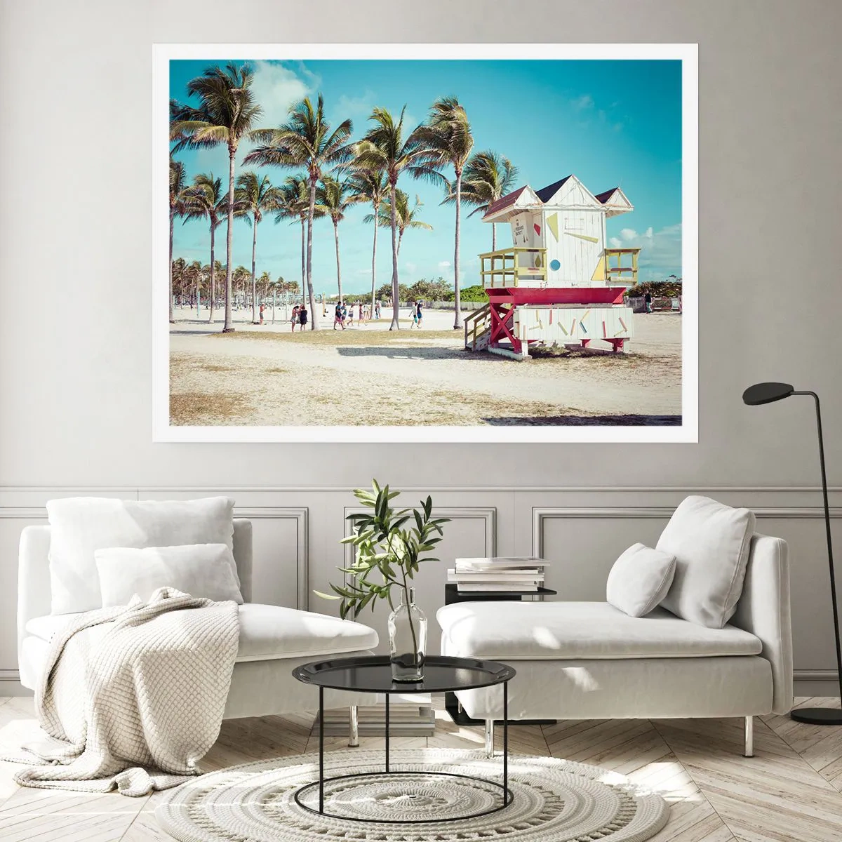 Poster - Ein Strand mit Palmen und einem Rettungsschwimmerturm im Hintergrund - 100x70cm - Dir steht ein schöner Tag bevor - Moderne Wanddekoration für Wohnzimmer und Schlafzimmer ARTTOR