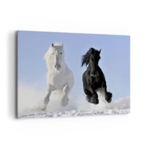 Bild auf Leinwand - Leinwandbild - Ein weißes und ein schwarzes Pferd galoppieren durch den Schnee - 100x70cm - Schwarz-Weiß-Galopp - Moderne Wanddekoration für Wohnzimmer und Schlafzimmer ARTTOR