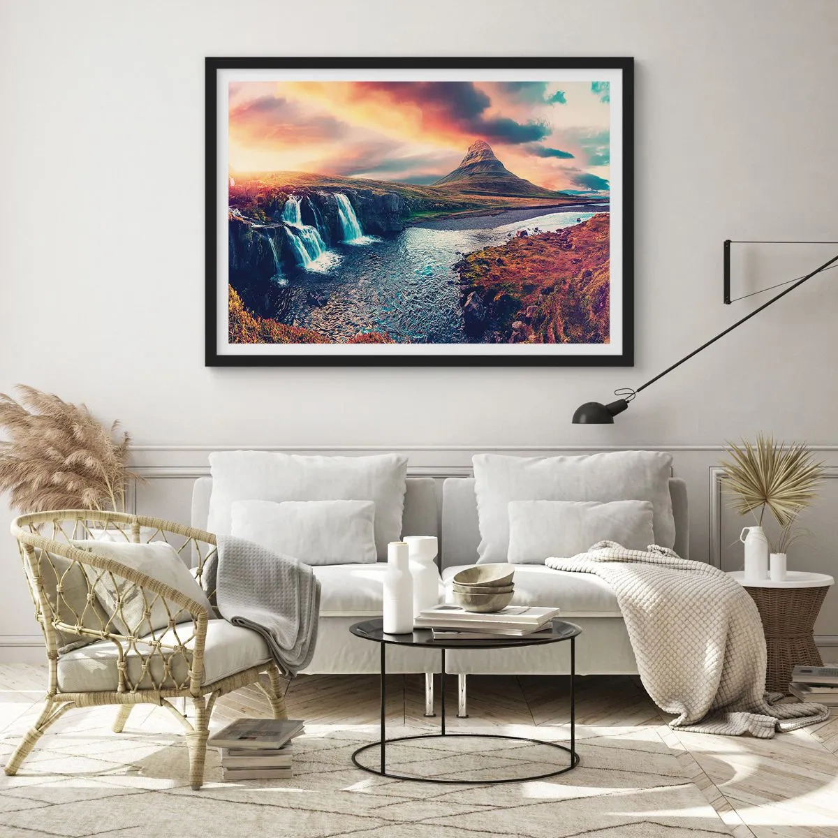 Poster in einem schwarzem Rahmen - Blick auf den Wasserfall und die Berge im Licht der untergehenden Sonne - 100x70cm - In der Majestät der Natur - Moderne Wanddekoration für Wohnzimmer und Schlafzimmer ARTTOR