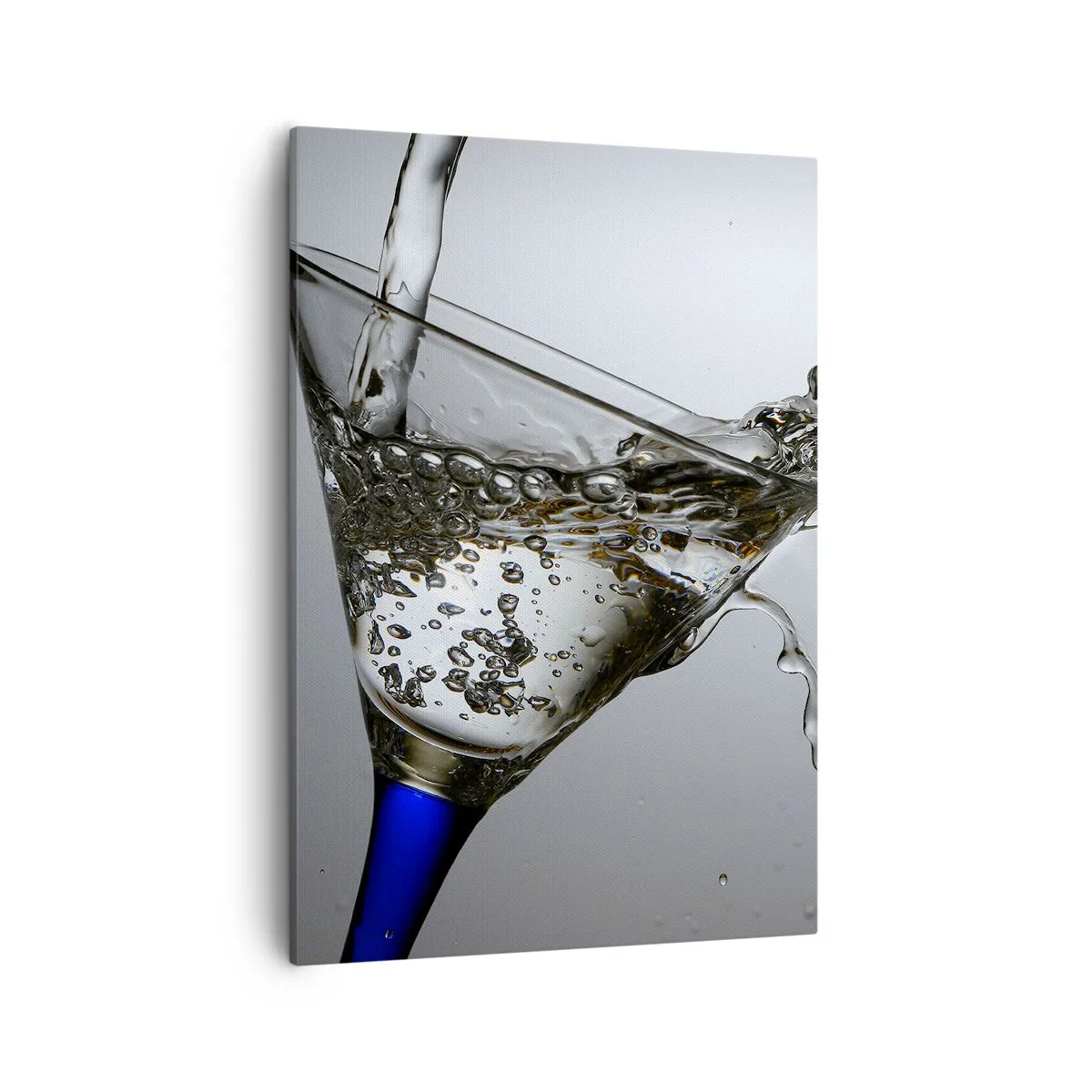 Bild auf Leinwand - Leinwandbild - Ein Glas Wasser in Bewegung auf hellem Hintergrund - 50x70cm - Kristallwasser in Kristallglas - Moderne Wanddekoration für Wohnzimmer und Schlafzimmer ARTTOR