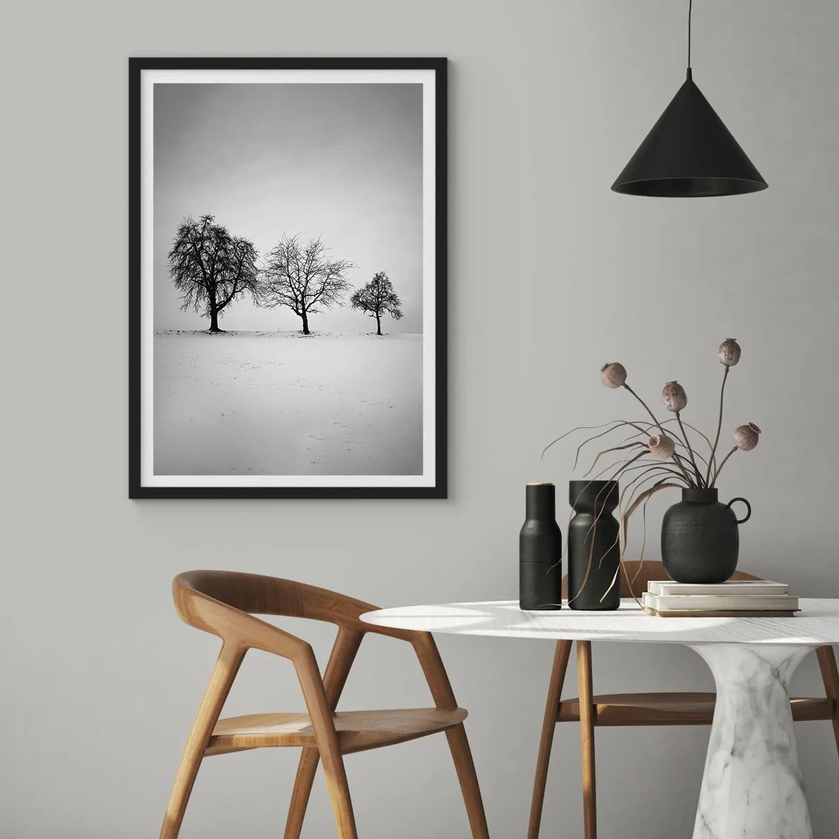 Poster in einem schwarzem Rahmen - Drei Bäume in einem schneebedeckten Feld in Schwarz und Weiß - 50x70cm - Wovon träumen sie? - Moderne Wanddekoration für Wohnzimmer und Schlafzimmer ARTTOR