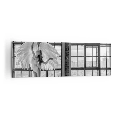 Bild auf Leinwand - Leinwandbild - Eine Frau mit Engelsflügeln vor dem Hintergrund eines Dachbodenfensters - 160x50cm - Stadt der Engel? - Moderne Wanddekoration für Wohnzimmer und Schlafzimmer ARTTOR