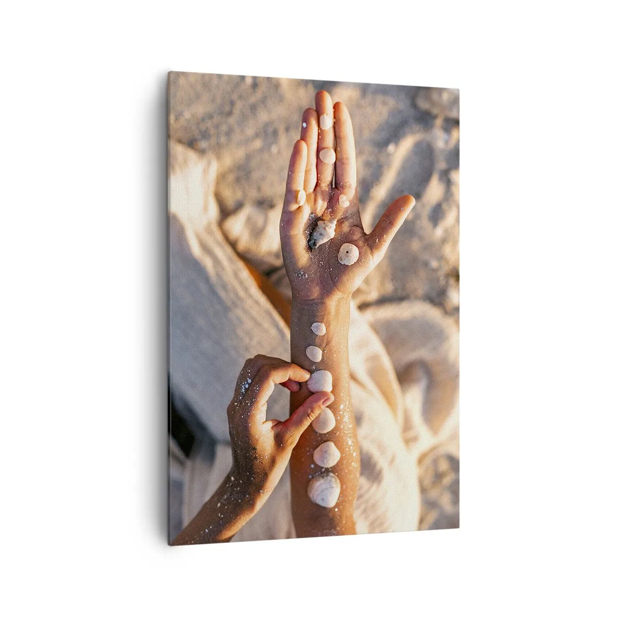Bild auf Leinwand - Leinwandbild - Hände mit Muscheln auf dem Sandhintergrund angeordnet - 70x100cm - Schönheit an Ihren Fingerspitzen - Moderne Wanddekoration für Wohnzimmer und Schlafzimmer ARTTOR
