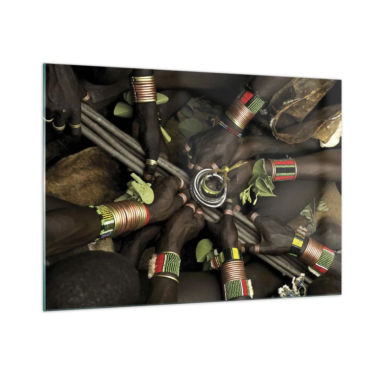 Glasbild - Bild auf glas - Hände mit Armbändern, die in einer rituellen Geste ein Gefäß halten - 100x70cm - Wir sind zusammen - Moderne Wanddekoration für Wohnzimmer und Schlafzimmer ARTTOR