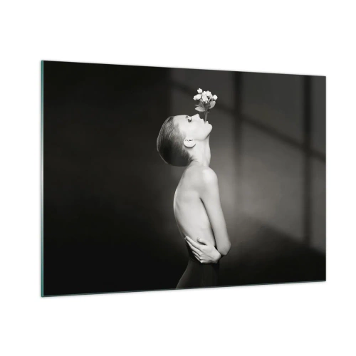 Glasbild - Bild auf glas - Eine Frau mit einer Blume im Mund in einem Schwarz-Weiß-Porträt - 100x70cm - Exzentrische Eleganz - Moderne Wanddekoration für Wohnzimmer und Schlafzimmer ARTTOR