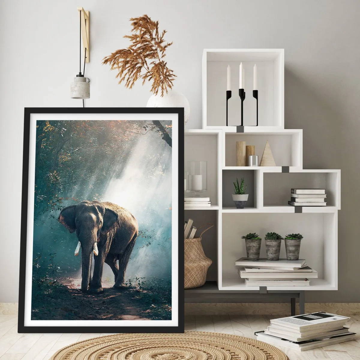 Poster in einem schwarzem Rahmen - Ein Elefant sonnt sich in einem dichten Wald - 50x70cm - Ein gemütlicher Spaziergang - Moderne Wanddekoration für Wohnzimmer und Schlafzimmer ARTTOR