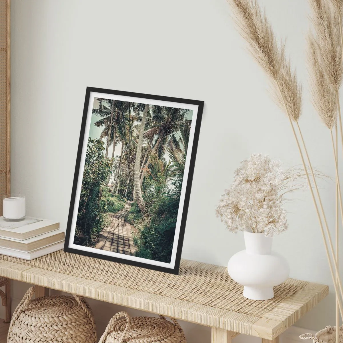 Poster in einem schwarzem Rahmen - Ein exotischer Pfad zwischen Palmen in einer tropischen Landschaft - 50x70cm - Palmenallee - Moderne Wanddekoration für Wohnzimmer und Schlafzimmer ARTTOR