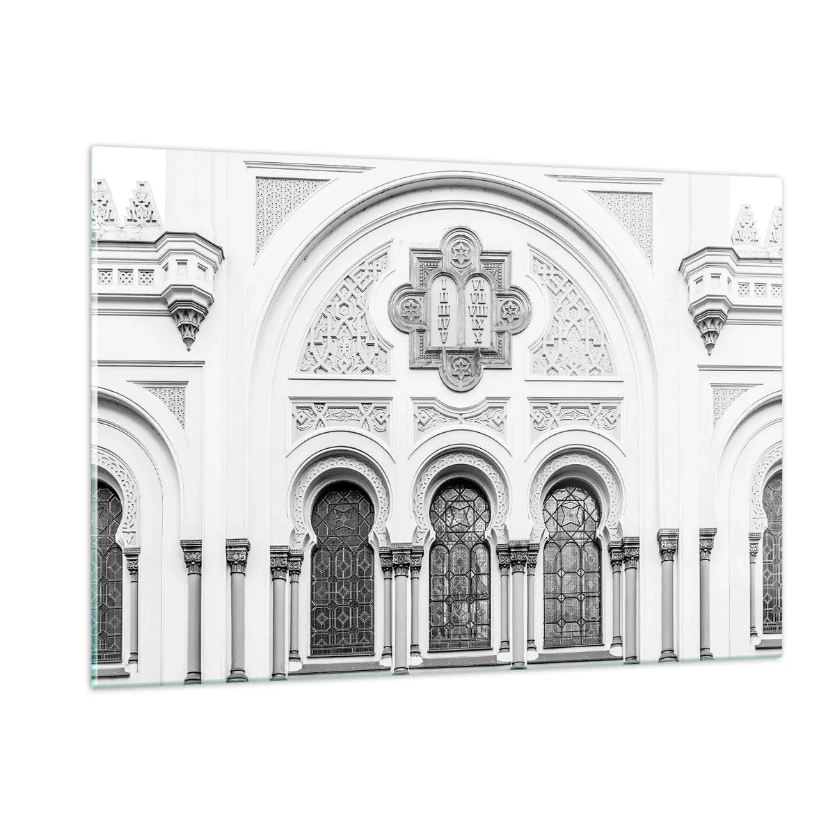 Glasbild - Bild auf glas - Die Fassade eines historischen Gebäudes mit dekorativen Fenstern und Details - 120x80cm - An der Grenze der Kulturen - Moderne Wanddekoration für Wohnzimmer und Schlafzimmer ARTTOR