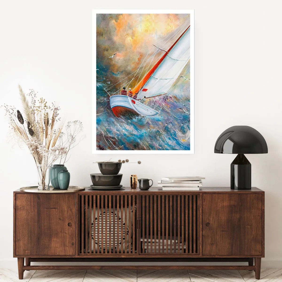 Poster - Eine Yacht segelt auf stürmischer See in einer malerischen Landschaft - 50x70cm - Durch die Wellen laufend - Moderne Wanddekoration für Wohnzimmer und Schlafzimmer ARTTOR