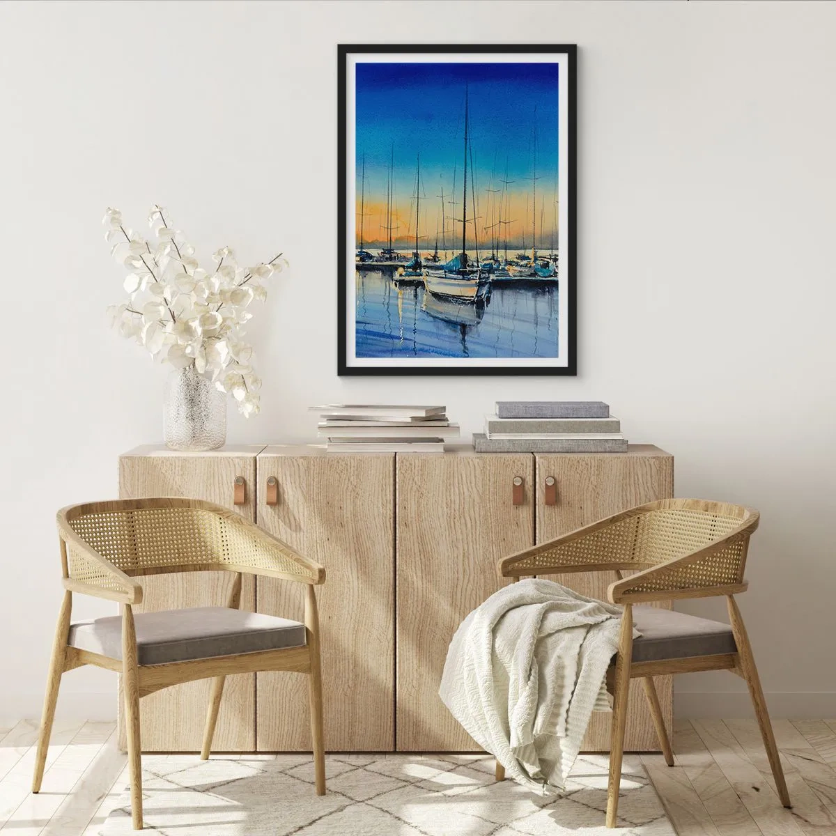 Poster in einem schwarzem Rahmen - Eine malerische Szene von Segelbooten in einem Hafen bei Sonnenuntergang - 50x70cm - Ende eines guten Tages - Moderne Wanddekoration für Wohnzimmer und Schlafzimmer ARTTOR