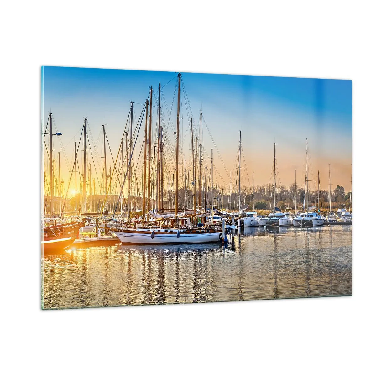 Glasbild - Bild auf glas - Ein Yachthafen voller Segelboote im Licht der untergehenden Sonne - 120x80cm - Der Wind muss auch schlafen - Moderne Wanddekoration für Wohnzimmer und Schlafzimmer ARTTOR
