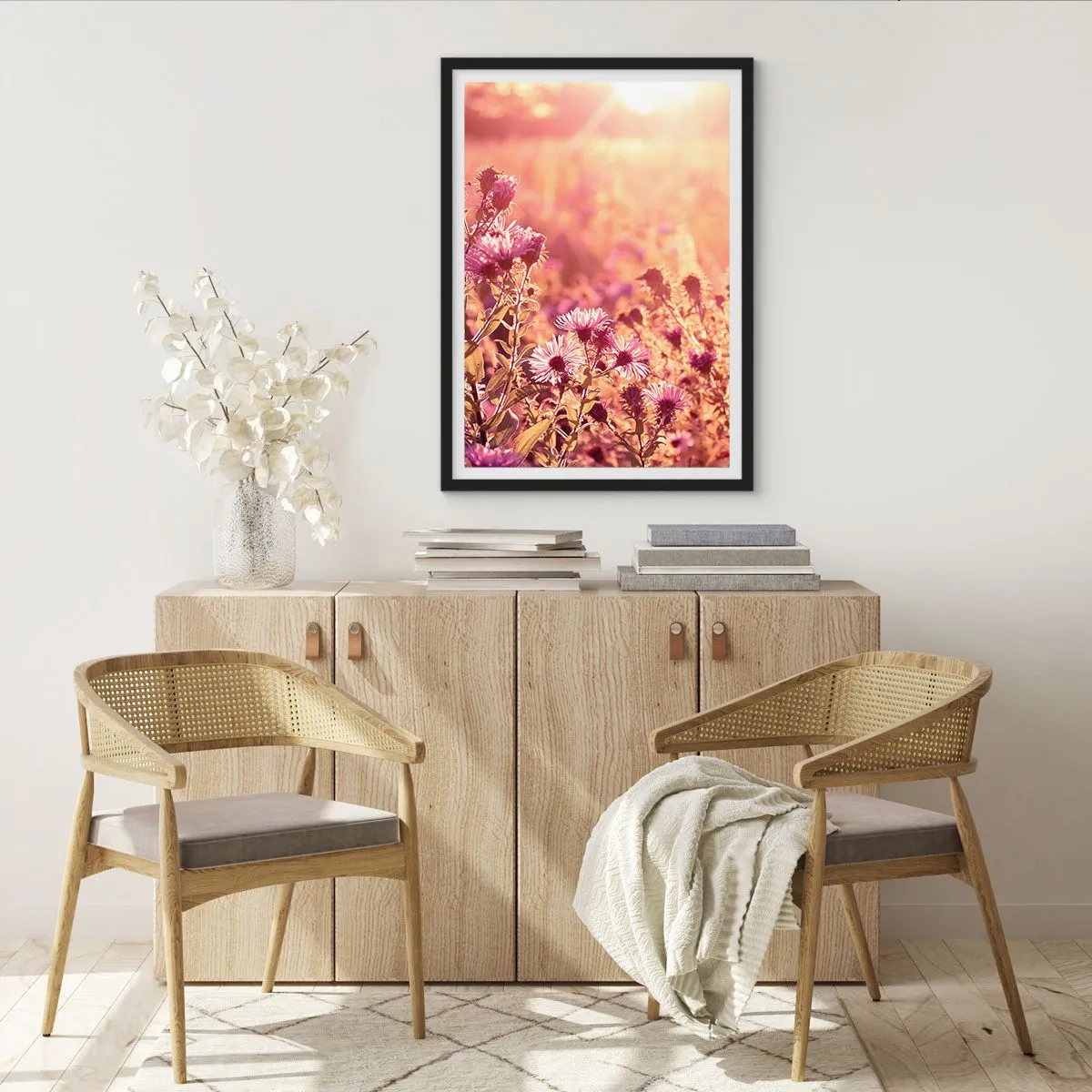 Poster in einem schwarzem Rahmen - Ein Feld mit lila Blumen im Licht der untergehenden Sonne - 50x70cm - Bevor der Sommer vorbei ist - Moderne Wanddekoration für Wohnzimmer und Schlafzimmer ARTTOR
