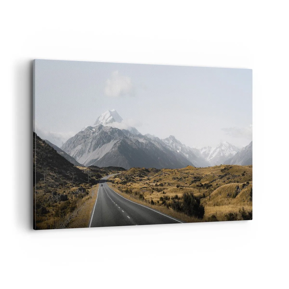 Bild auf Leinwand - Leinwandbild - Eine Straße in den Bergen, umgeben von einer malerischen Landschaft - 120x80cm - Der Weg ins Herz der Berge - Moderne Wanddekoration für Wohnzimmer und Schlafzimmer ARTTOR