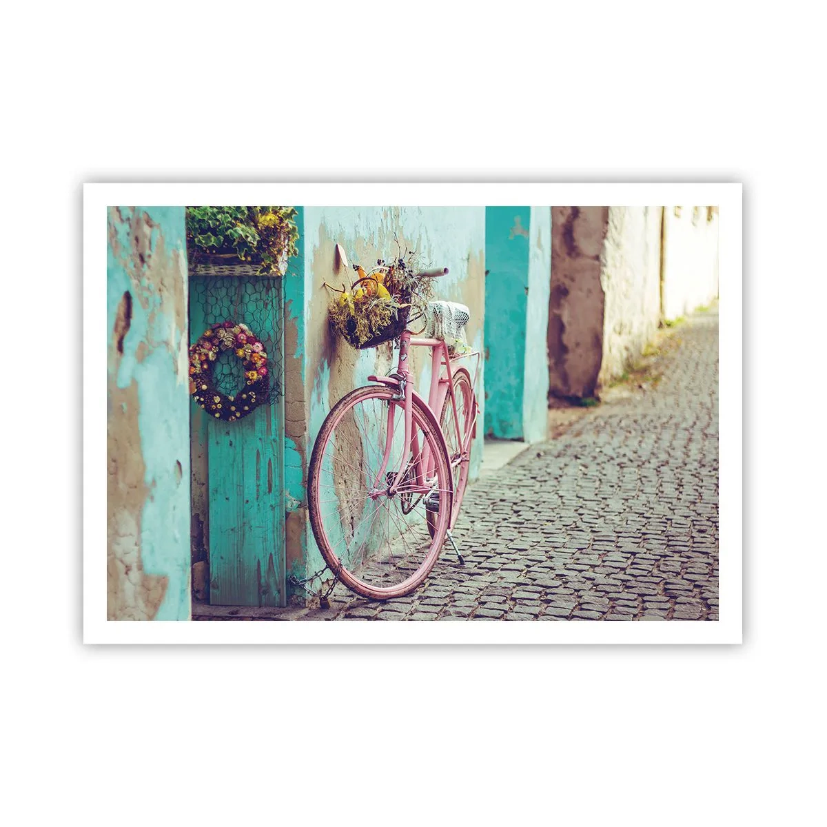 Poster - Ein rosa Fahrrad neben einer türkisfarbenen Tür - 100x70cm - Ich komme gleich wieder - Moderne Wanddekoration für Wohnzimmer und Schlafzimmer ARTTOR